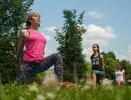 Коврик, спортивная форма, бутылка с водой - вот , пожалуй, и всё, что нужно для "уличных" спортсменов.