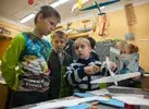 Мальчишки помогают друг другу советом.