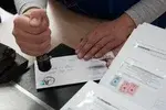Почтовый штемпель можно поставить ручным и механическим способом.