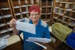В зависимости от адреса получателя конверты раскладываются в ячейки с номерами конкретного почтового отделения.