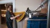 Перед примеркой всю одежду тщательно отпаривают.
