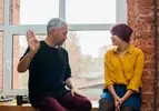 Стилист Александр Рогов даёт последние указания героини перед съёмкой.