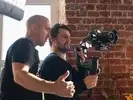 Оператор выбирает ракурс съёмки.