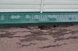 Под домом зияющая пустота