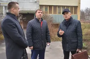 Слева-направо: и.о. начальника департамента строительства и архитектуры правительства Ивановской области Александр Батурин, глава Ивановского района Сергей Низов, начальник отдела контроля качества жилья Контрольного департамента Фонда содействия реформированию ЖКХ Алексей Керсов