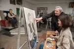 Третьекурсники держат кисть уверенно,оттачивая свой навык до совершенства.