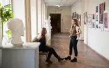 Даже в коридорах царит творческая атмосфера.