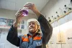 Специалисты химической службы круглосуточно берут воду на анализ