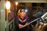 Слесарь Александр Куликов чинит дизель-генератор