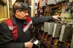 Электрик Андрей Уткин прозванивает силовые цепи тепловоза