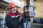 Слесарь Василий Рукшин проверяет поршень двигателя тепловоза