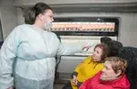 Медики измеряют температуру у пассажиров "Ласточки" специальными бесконтактными термометрами