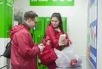 Добровольцы работают в две смены с 9.00 до 14.00 и с 14.00 до 18.00