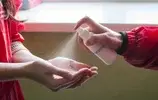 Обрабатывать руки антисептиком и не заходить в квартиру