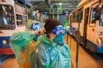 Перед дезинфекцией работники надевают одноразовые защитные костюмы