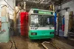 Сначала троллейбус проезжает через щеточную установку