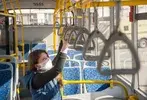 Кондуктор занимается дезинфекцией салона, а водитель своей кабины