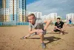 Прыгуны на батуте тренируются рано утром недалеко от своей спортивной школы