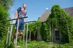 На улице у Никиты не только боксерская груша, но и турник с брусьями