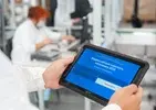 Планшет весит 700 г, оснащен Full HD экраном и аккумулятором 1000 mAh