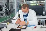 Чтобы исключить повреждение микросхем работник использует антистатический браслет