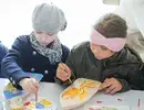 На мастер-классах малыши расписывали маленькие деревянные лодки