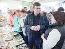 Губернатор пообщался с гостями ярмарки и купил себе елочную игрушку