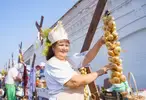 Жители привезли лучшие урожаи со своих огородов