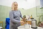 Для изготовления папье-маше используется клейстер, который варится из пшеничной муки и воды.