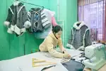 Художник-модельер Варвара Глебова раскраивает ткань для костюмов будущего спектакля «Умка».