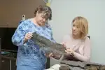 Надежда Насибегова и Наталья Тарасевичене проверяют качество вязки носков. 