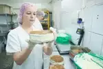 Основу пропитывают сиропом и соединяют с помощью крема.