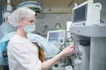 Анестезиологи ни на шаг не отходят от пациента, который уже погружён в наркоз.