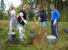 В рамках акции « Сохрани лес» в парке 1905 года ребята посадили саженцы сосны