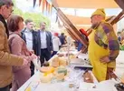 Одной из важных мер поддержки сельхозпроизводителей в регионе стали проводимые по инициативе губернатора ярмарки фермерской продукции. В фотоленте использованы снимки Дмитрия Рыжакова, Варвары Гертье, Сергея Силкина, Сергея Насонова и Kremlin.ru