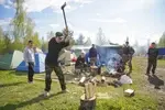 Ребята живут в палаточном лагере целую неделю.
