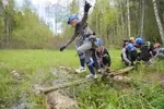 При переправе по слегам через болотистый ручей главное - сохранять равновесие.