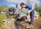 Участники ивановской команды «Феникс» Фёдор Зюков и Даниил Фурин (слева направо) сегодня дежурят на кухне и готовят картошку с тушенкой.