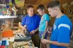 Папа Николай Коровкин  и его сыновья Артём и Александр многое делают вместе: обустраивают дом, ремонтируют технику, ходят на рыбалку