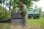 На вездеходе стоят колеса от грузовика "Урал". Чтобы облегчить вес, с него снято несколько слоев резины. Теперь вес одного колеса - 35 кг.