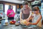 Дочери Виктория и Василиса Ковровкины всегда помогут маме накрыть на стол для домашнего чаепития.