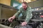 Трансмиссия внедорожника - это двигатель от "Жигулей", задний мост - от "Волги", самодельная коробка понижения скоростей, корзина сцепления - от ГАЗ-53.