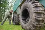 Для увеличении скорости вездехода–амфибии на воде Константин Яганов хочет прикрепить самодельные лопасти к дискам колес.