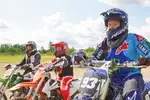 Для каждого спортсмена обязательна экипировка: шлем, защита груди, наколенники, перчатки, мотоботы. 