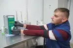 В молочной лаборатории проверяют основные показатели молока - содержание жира,  белка, воды, антибиотиков.