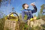Для похода в лес нужно обязательно взять бутылку воды, немного еды, спички и… 