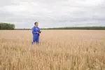 Агроном отвечает за угодья в 1700 гектаров. На них выращивают на семена четыре сорта пшеницы, два сорта ячменя, два - овса, два - гороха и пять сортов картофеля.