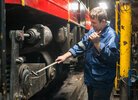 Приемщик Андрей Бибик принимает локомотив после ремонта (проверяет протяжку болтов)