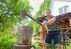 Одно из упражнений вице-чемпиона Европы среди юниоров по боксу Никиты Лебедева – рубить колуном дрова