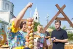 Губернатор Станислав Воскресенский купил игрушку на новогоднюю елку на местной ярмарке и попробовал пироги и бутерброды с луком